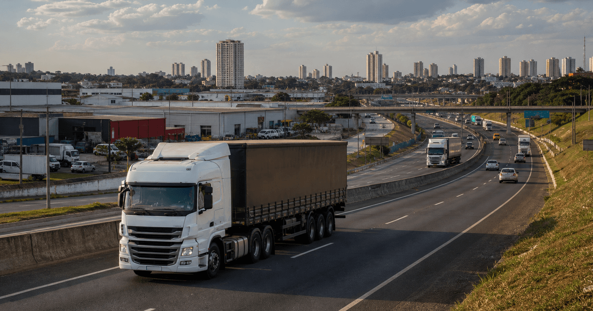 Caminhão de carga em corredor rodoviário entre Goiânia e São Paulo com contexto de frete comercial
