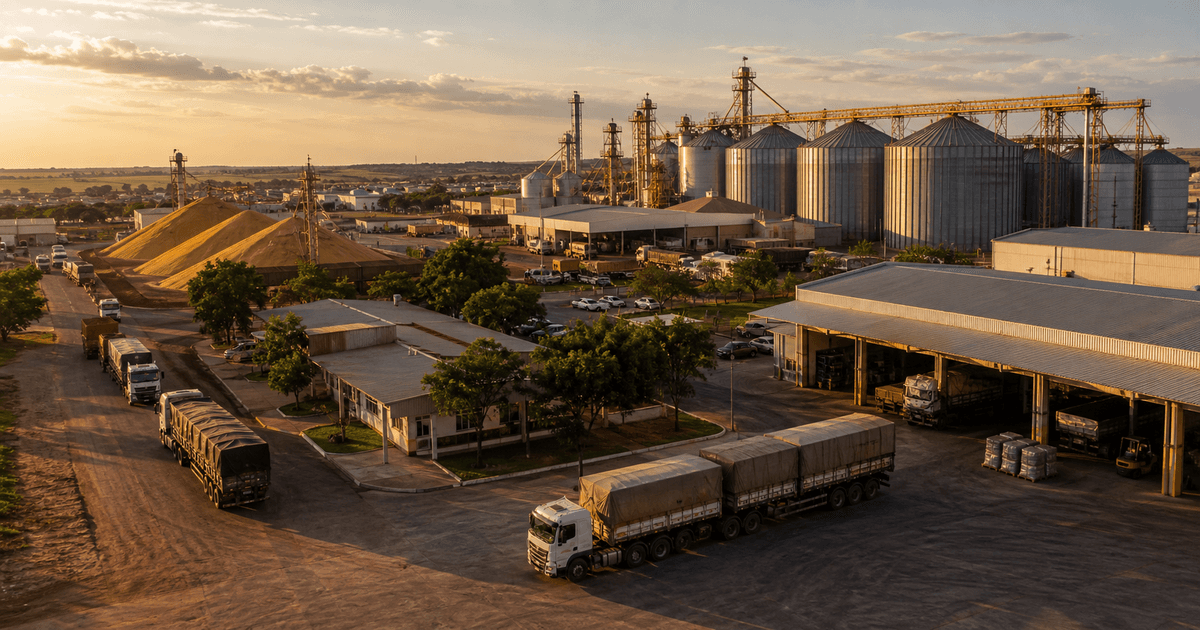 Operação logística do agronegócio em Lucas do Rio Verde com caminhões e estruturas de armazenagem