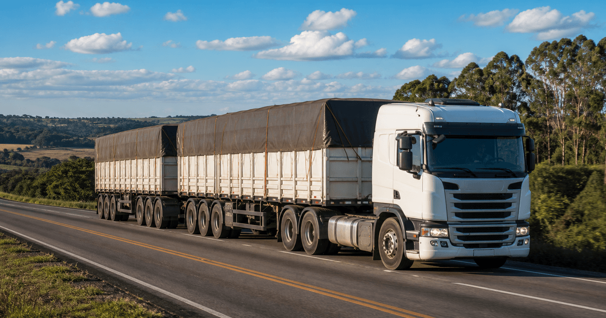 Bitrem em corredor rodoviário brasileiro transportando carga de grande volume
