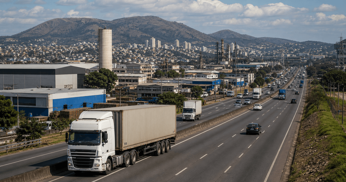 Corredor industrial com caminhões entre Contagem, Betim e São Paulo